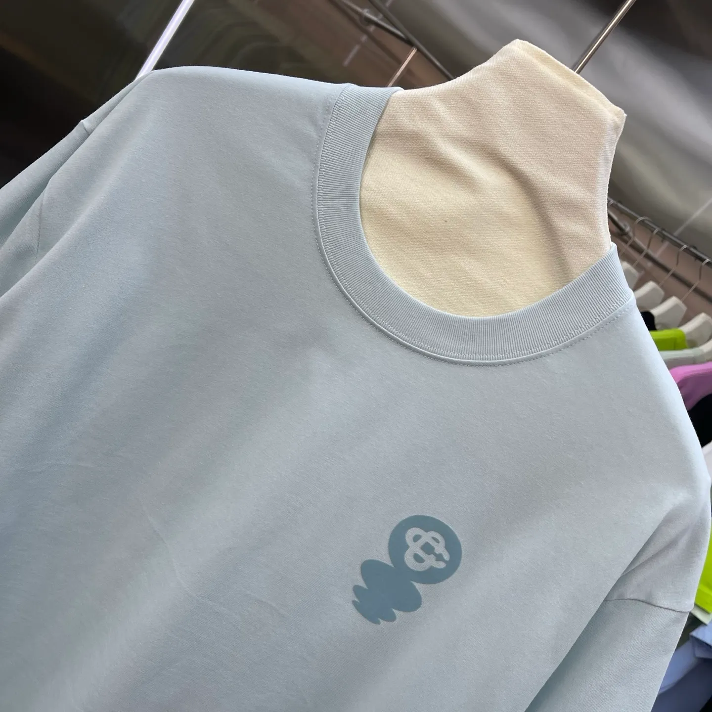 New Arrival Casablanca Casablanca Classic Series flocked short-sleeved T-shirt for celebrity wear. It is made of Xinjiang long-staple cotton ~ grams. The color of the fabric is custom-dyed and will not shrink or fade. It feels comfortable and has a strong texture. A must-have for fashionable men and women, the Classic drop-shoulder wide version is available exclusively in In Stock! Color: White Black Light Blue Royal Blue (4 colors) Size: S M L XL XXL